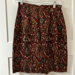 Women’s fall print skirt.